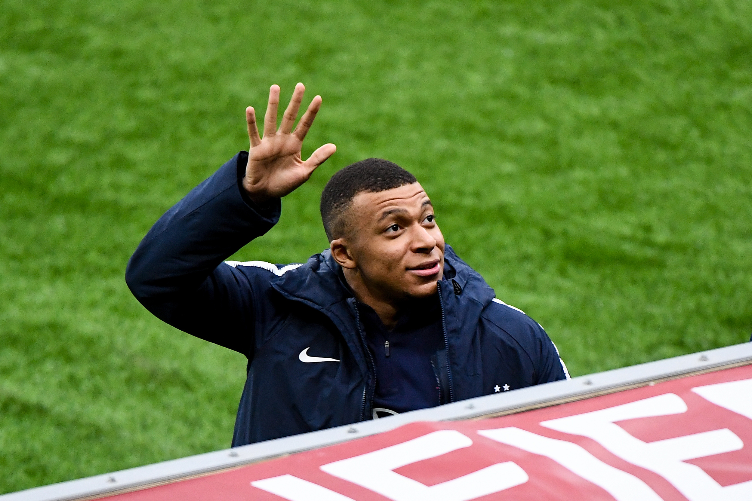 姆巴佩官方宣布最后时刻胜出新规，湖人引发争议！观众掌声雷动的简单介绍