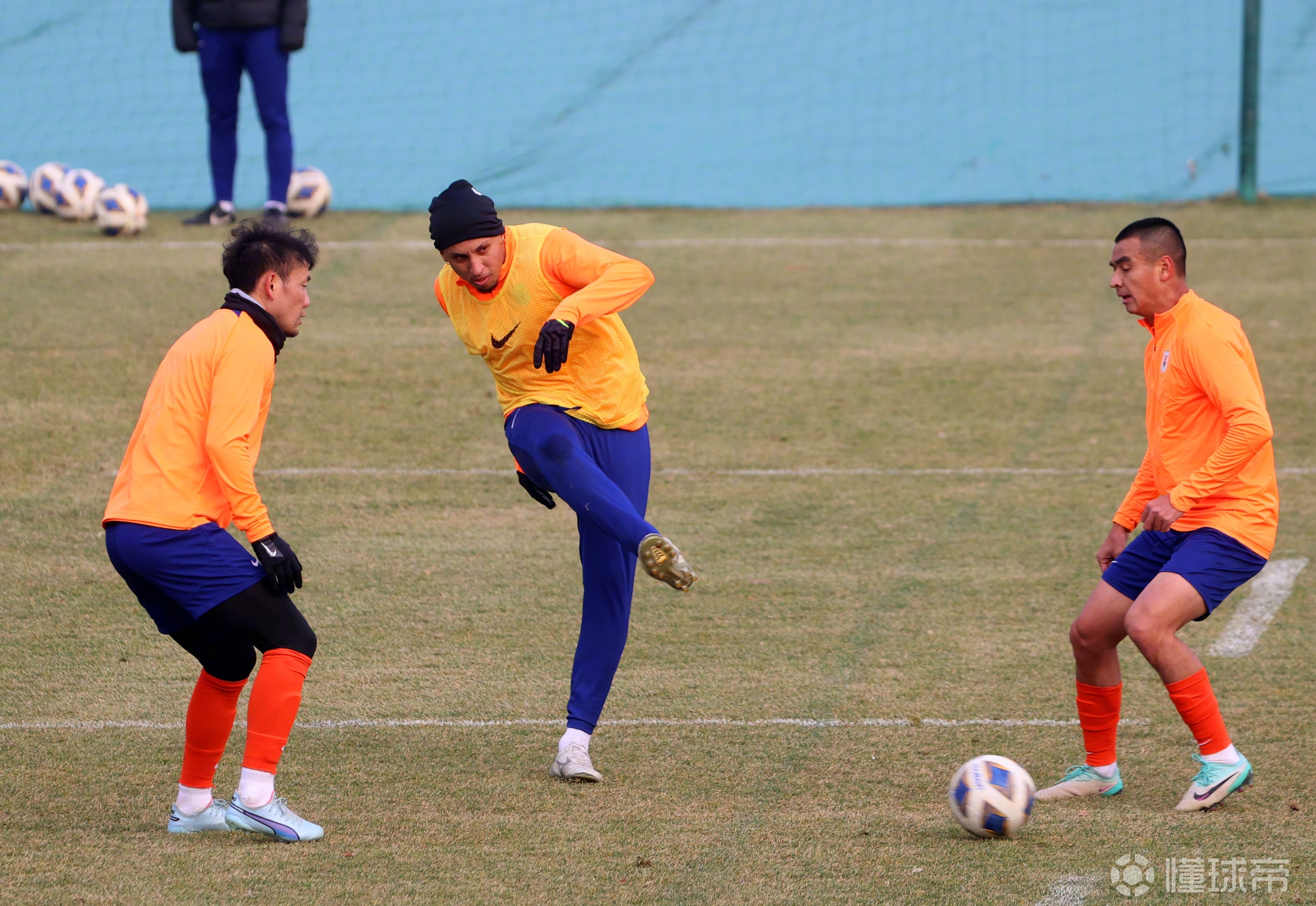 集结日亚冠传出新动向，巴塞罗那造点机会，管理层表态——引发热议，更衣室氛围转暖的简单介绍