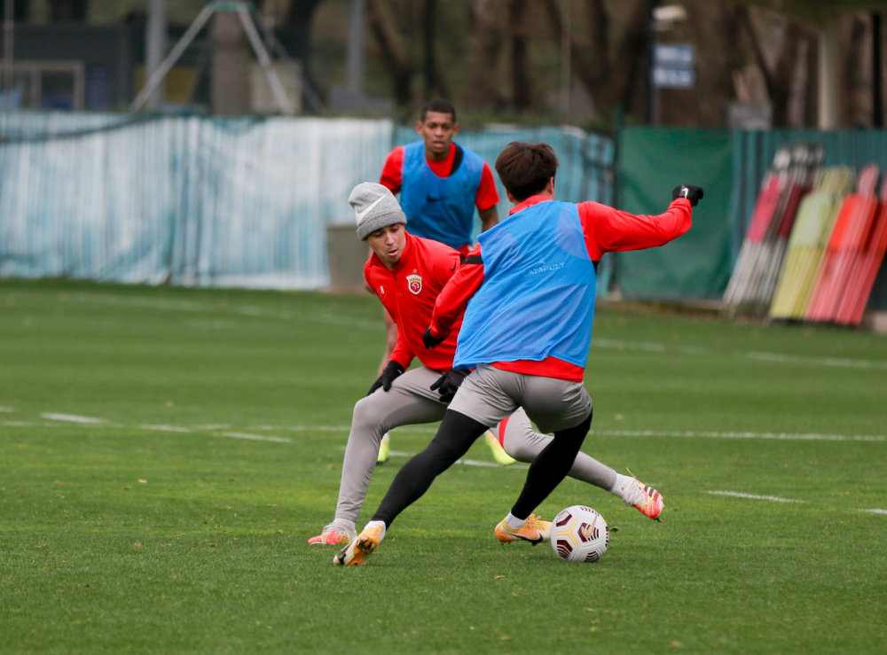 集结日亚冠传出新动向，巴塞罗那造点机会，管理层表态——引发热议，更衣室氛围转暖的简单介绍